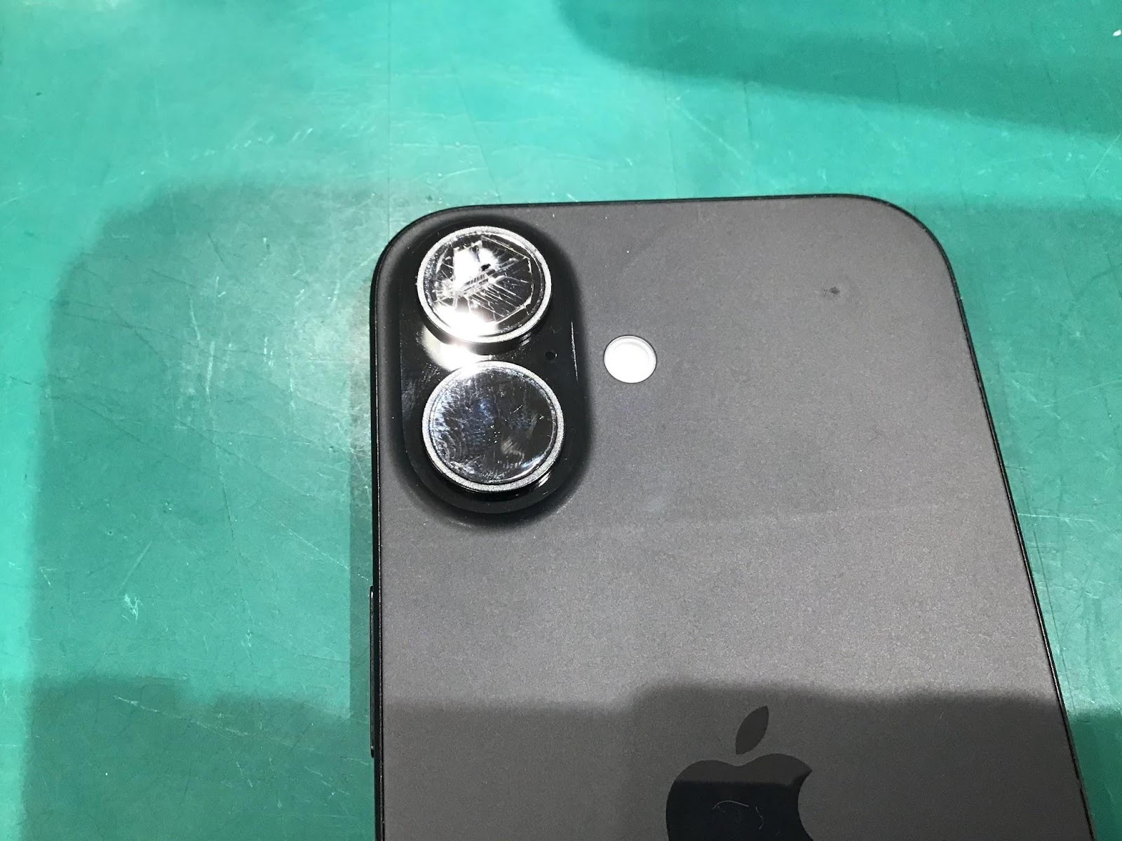 iPhone16(アイフォーン)のカメラガラス割れ修理はスマホ修理工房グランデュオ蒲田店にご相談ください！